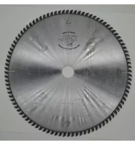 Lame de scie circulaire professionnelle Apex pour panneaux mélaminés et stratifiés.